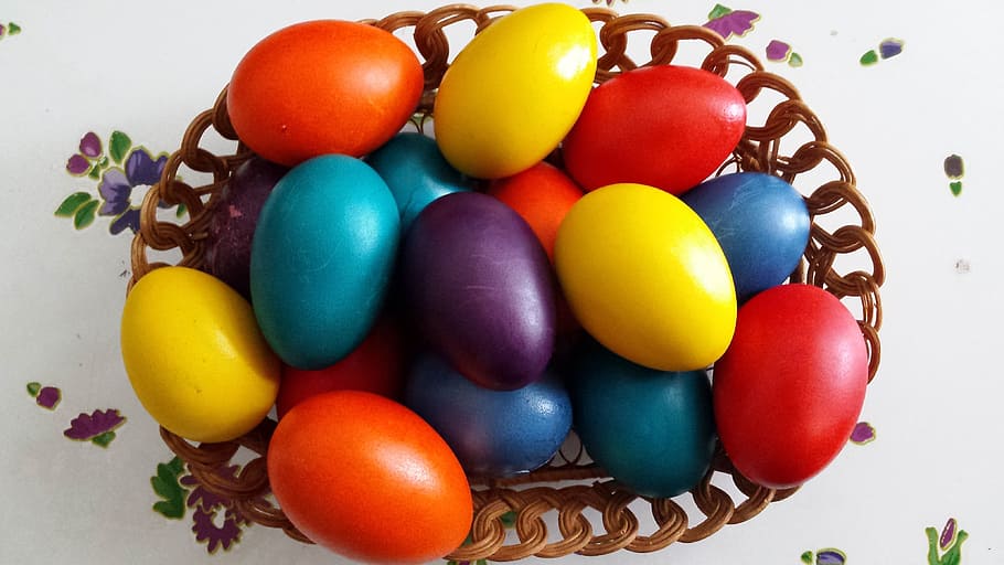 Huevos de Pascua, vacaciones, pascua, colores brillantes, los colores del arco iris, primavera, personas, vacaciones ortodoxas, comida, canasta