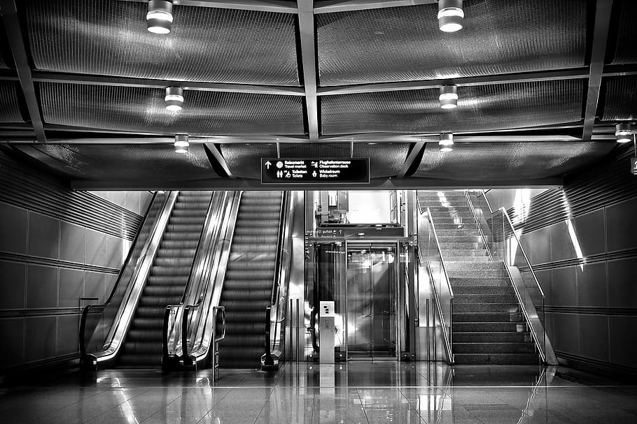 foto en escala de grises, vacío, escaleras mecánicas, escaleras, elevador, vidrio, arquitectura, metal, düsseldorf, ciudad