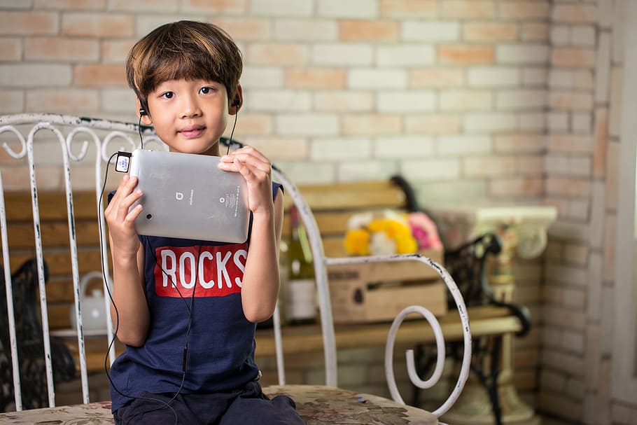 menino, exploração, computador tablet prateado, Coreano, Criança, Dispositivo, Tablet, fones de ouvido, fone de ouvido, música