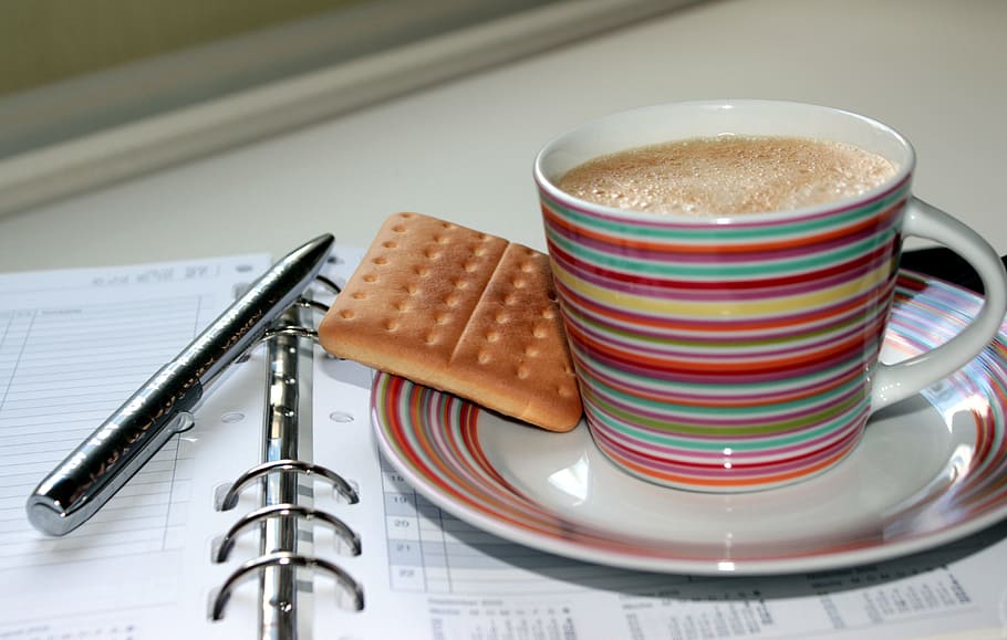 taza, café, platillo, galleta, taza de café, calendario de citas, pausa para el café, disfrutar, descanso, lugar de trabajo