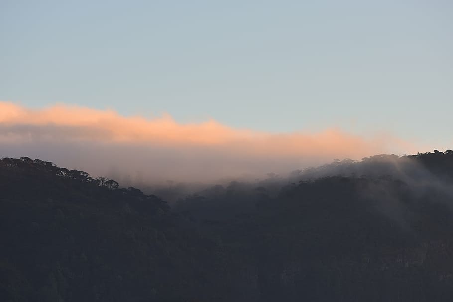 preto, montanha, coberto, nuvens, durante o dia, natureza, paisagem, nevoeiro, vista superior, aérea