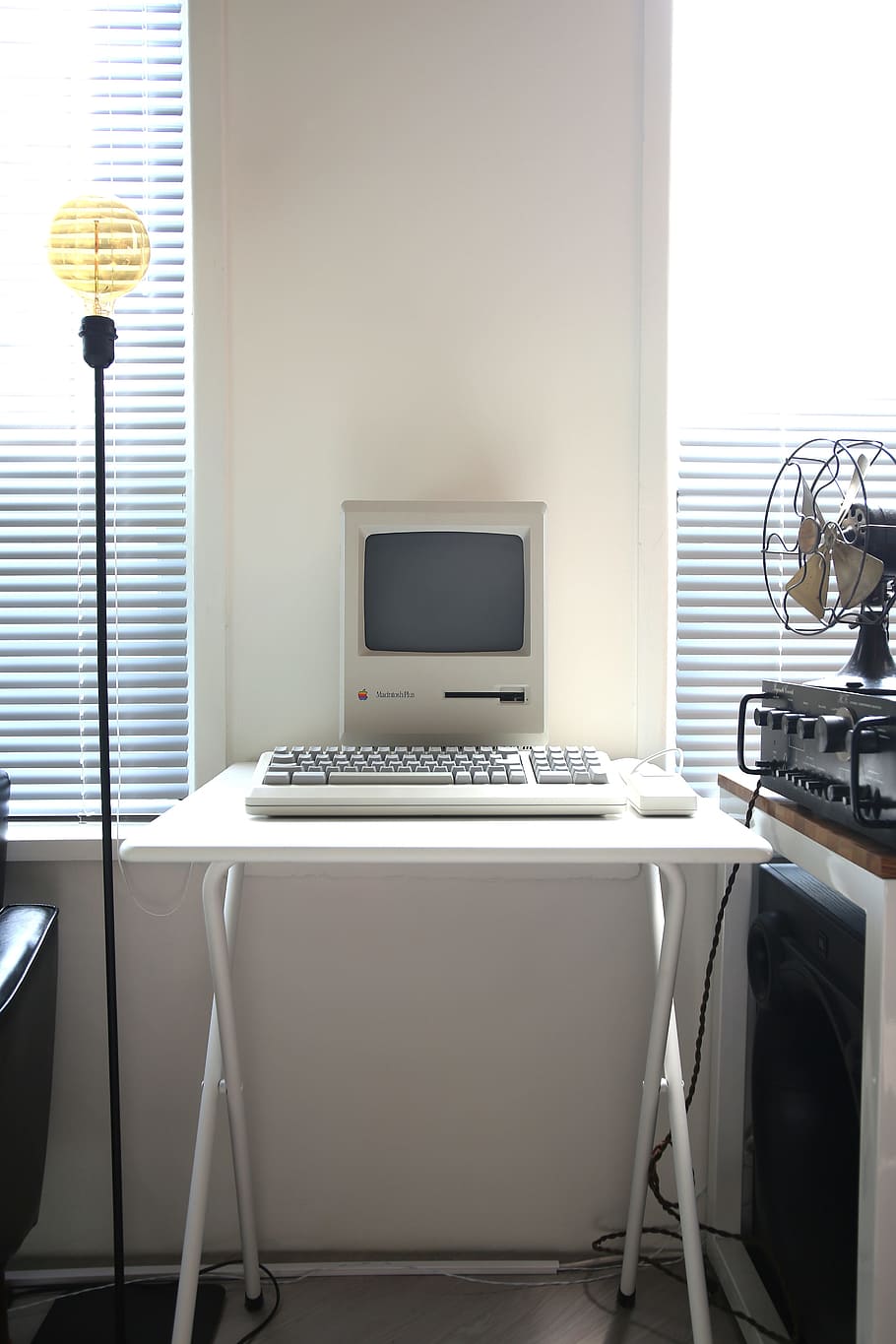 Old Mac, konsyap, oldeumaek, interior photos, computer, desk, office, indoors, computer Monitor, technology