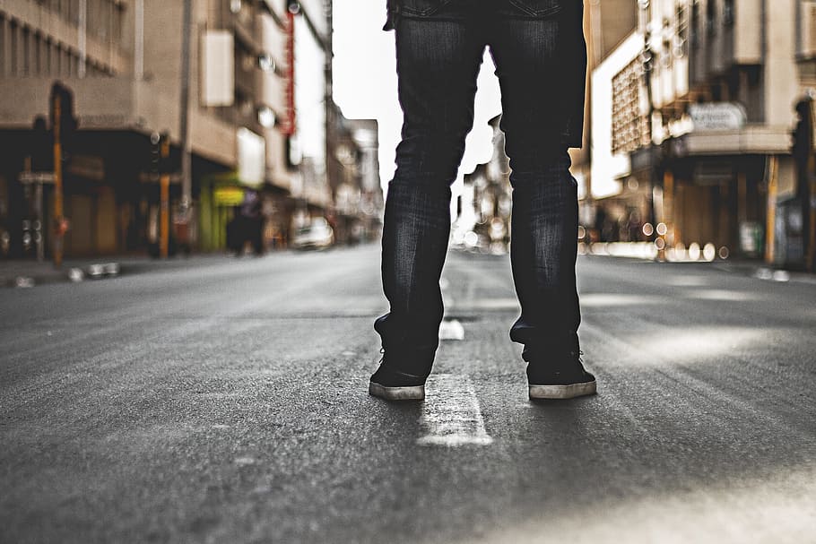 persona, negro, jeans, en pie, camino, piernas, calle, solo, desafío, solitario