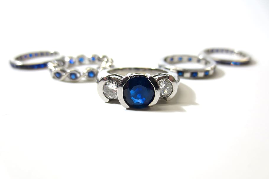 close-up berwarna perak, biru, jernih, kristal, bertatahkan, cincin, perhiasan, aksesori, permata, berharga