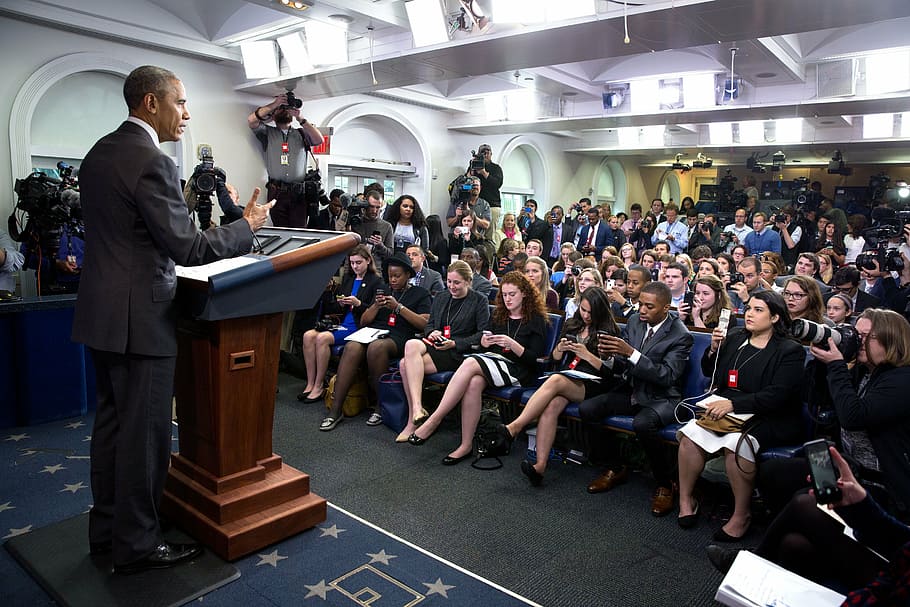 captura de pantalla de barrack obama, presidente, obama, conferencia de prensa, bts, detrás de escena, entre bastidores, obamacare, gran grupo de personas, multitud