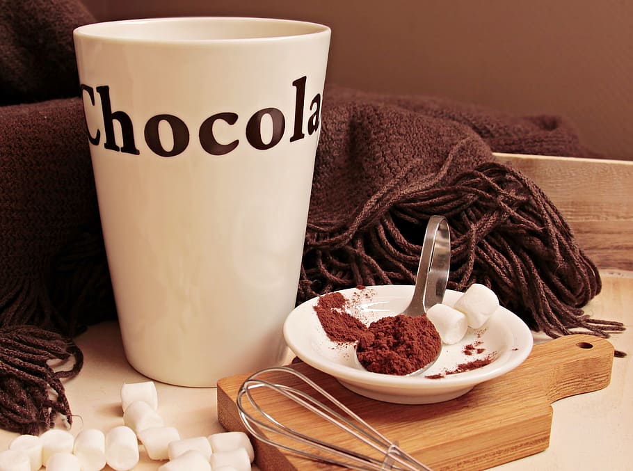 foto, blanco, taza de impresión de chocolate, al lado, cuchara, malvavisco, platillo, taza, cacao, taza de cacao