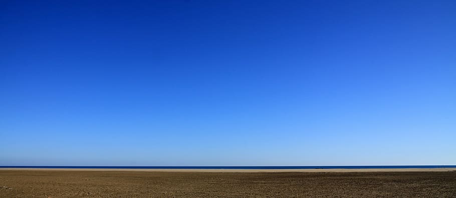 campo del desierto, océano, durante el día, fondo del cielo, arena, mar, cielo despejado, playa, cielo, naturaleza