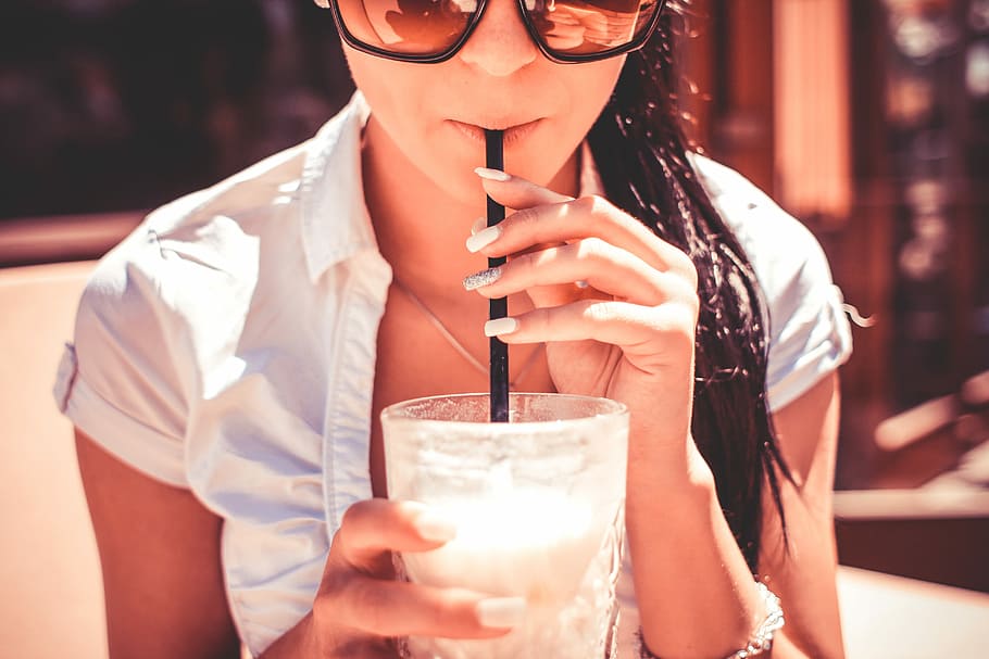 девушка пьет молочный коктейль напиток, Девушка, Питьевой, Молочный коктейль, Напиток, Кафе, алкоголь, брюнетка, кафе, солнцезащитные очки