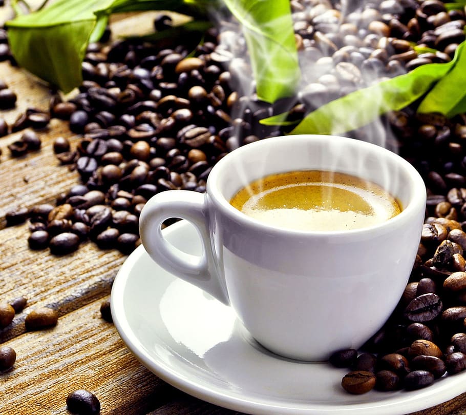 blanco, cerámico, taza, platillo, café en grano, café, caliente, bebida, granos de café, mesa de madera