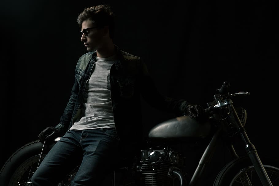 primer plano, foto, hombre, inclinado, estándar, motocicleta, vistiendo, negro, chaqueta de cuero, oscuro