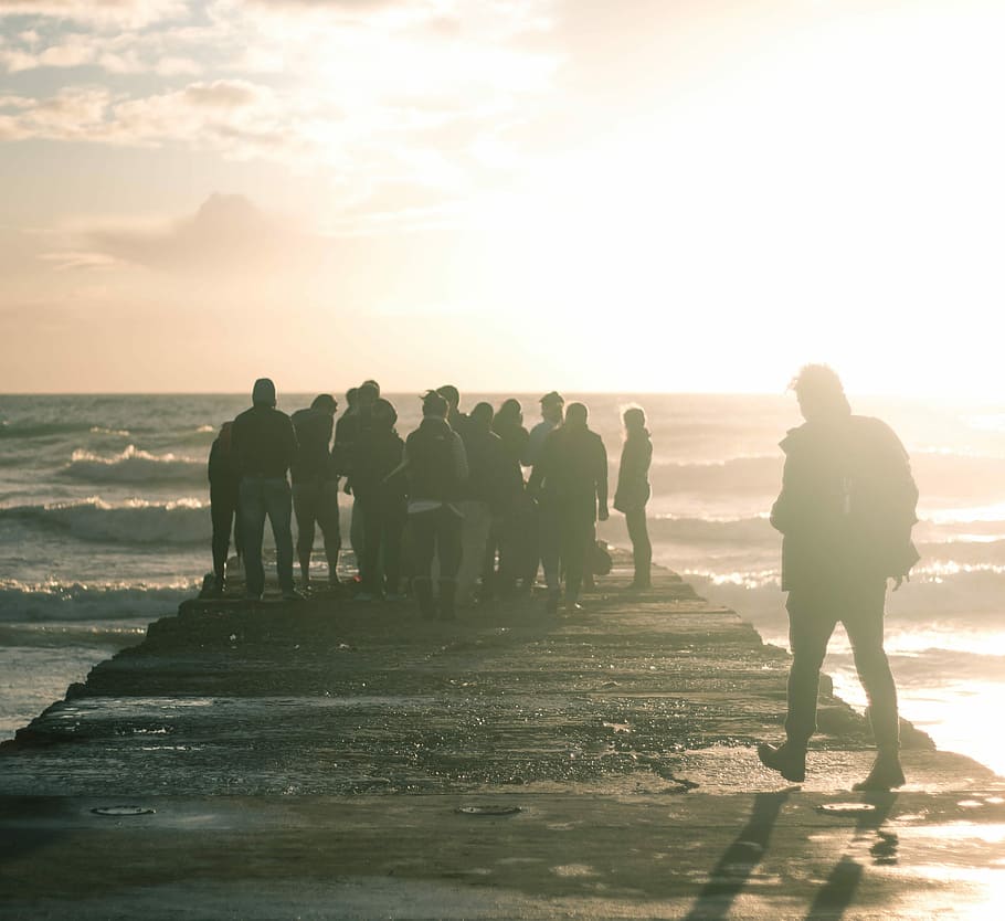foto, grup, orang, berdiri, pengantin, siang hari, pria, matahari terbenam, laut, pantai