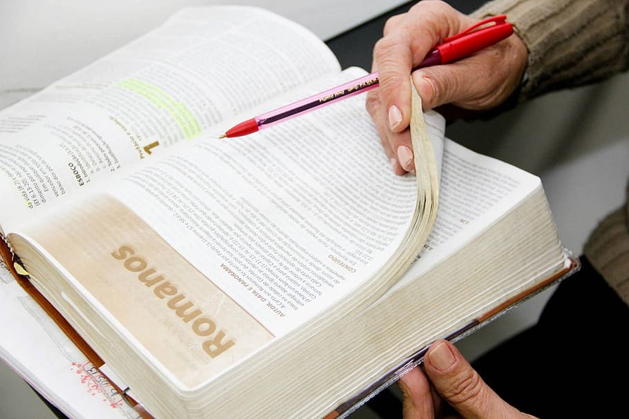 tenencia, bolígrafo, libro, persona, lectura, biblia, apostólica, mano humana, parte del cuerpo humano, una sola mujer