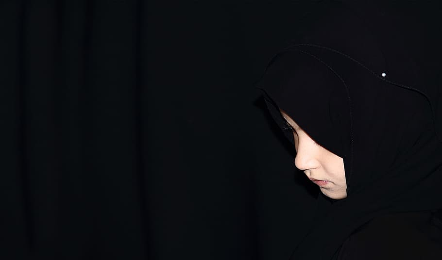 mujer, vistiendo, negro, tocado hijab, lindo, poco, niña, triste, retrato, niños