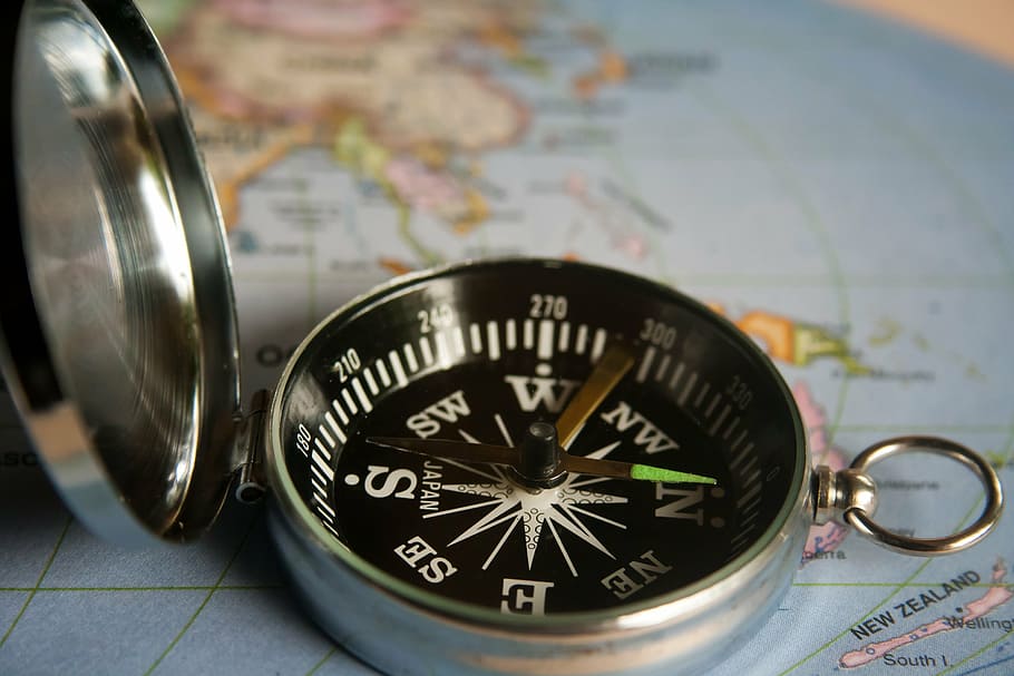 серебристый компас, магнитный компас, навигация, направление, компас, путешествие, исследование, приключение, карта, восток