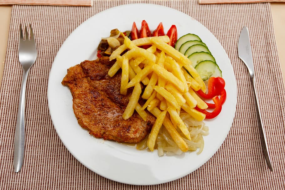 french, fries, fried, meat, cucumber, slice chili, fried potatoes, sliced, cucumbers, tomatoes