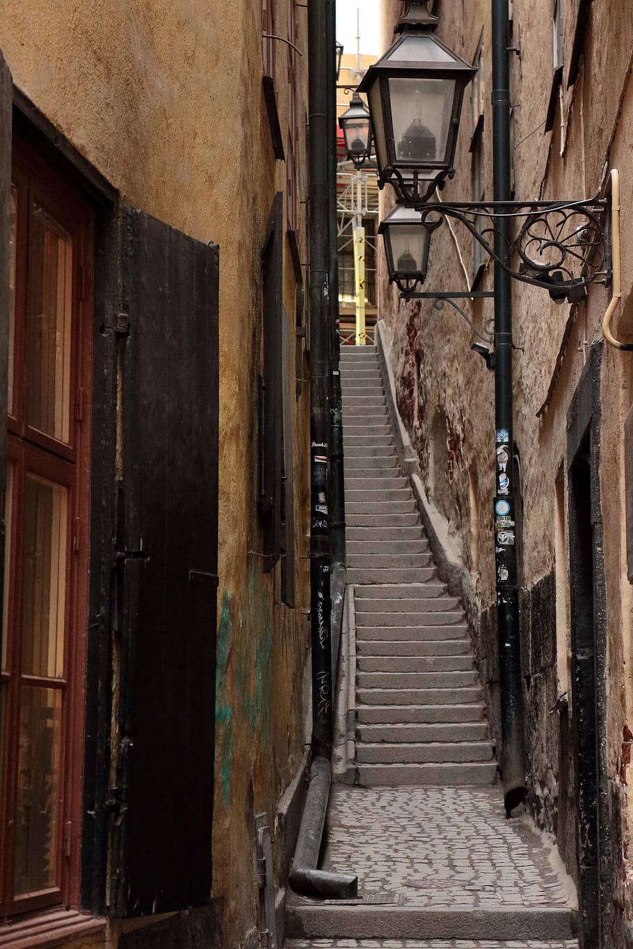 stairs, narrow alley, high houses, streetlight, stockholm, walkway, cobblestones, brown walls, window, rise
