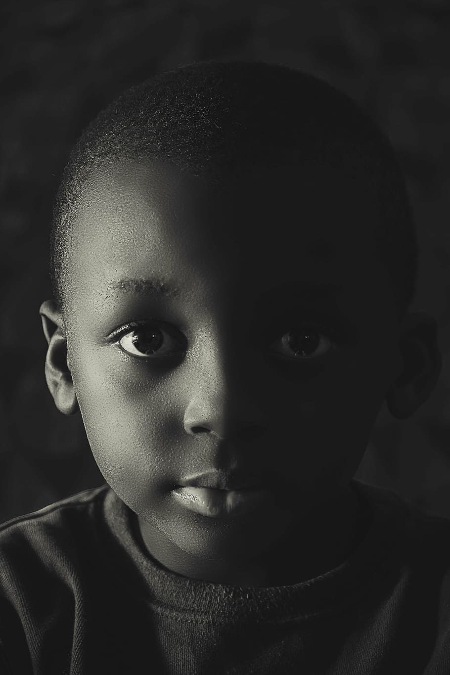 fotografía de retrato en escala de grises, niño, niños, fotografía, negro, retrato, retrato dramático, africano, personas, infancia