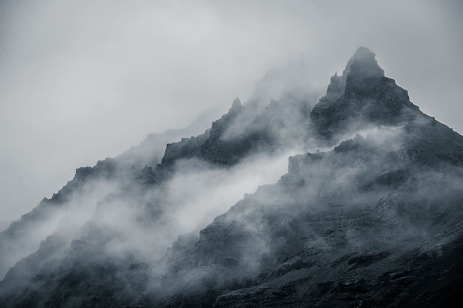 montañas cubiertas de niebla, niebla, montañas, naturaleza, paisaje, neblina, blanco y negro, al aire libre, paisaje de montaña, paisaje natural