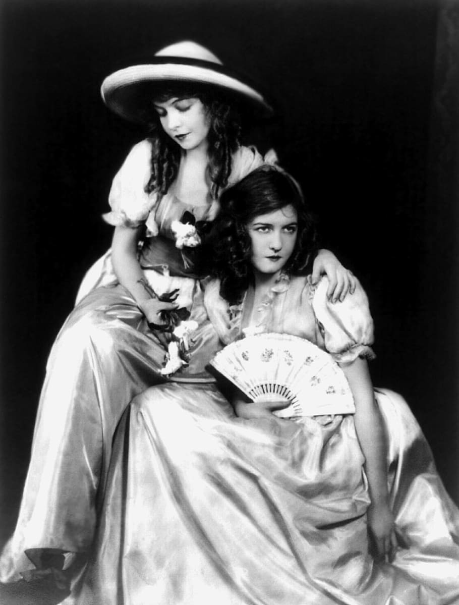 grayscale photo, woman, holding, hand fan, dorothy gish, lillian gish, actress, sisters, stage, screen