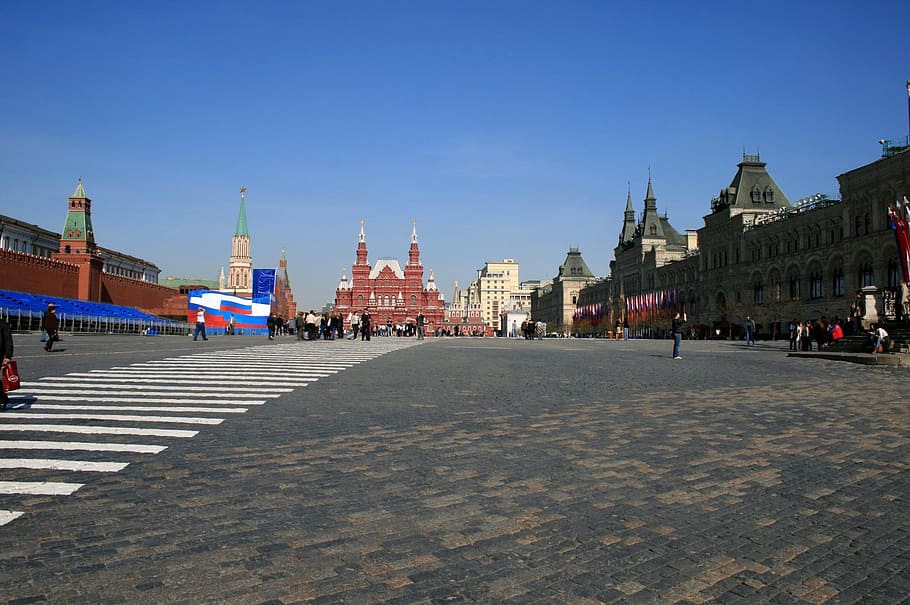 kremlim, russia, red square, moscow, paving, pedestrian lines, gum department shop, complex to right, kremlin wall, big open place, architecture