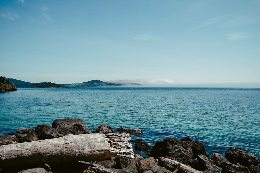fotografía de paisaje, cuerpo, agua, orilla del mar, calma, cielo, día, azul, claro, islas