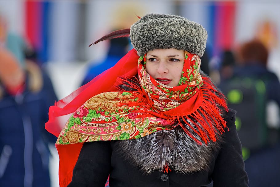 foto, mujer, vistiendo, rojo, verde, floral, mantón, Rusia, invierno, al aire libre