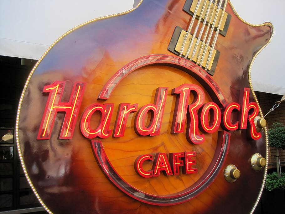 hard rock café, sandton, guitarra ornamental, guitarra, emblema café, hard rock, texto, escrita ocidental, comunicação, néon