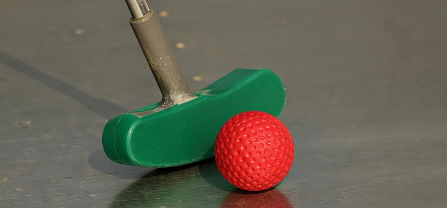 fotografía de primer plano, rojo, pelota de golf, verde, putter de golf, minigolf, mini club de golf, juego de habilidad, mini pelota de golf, pelota