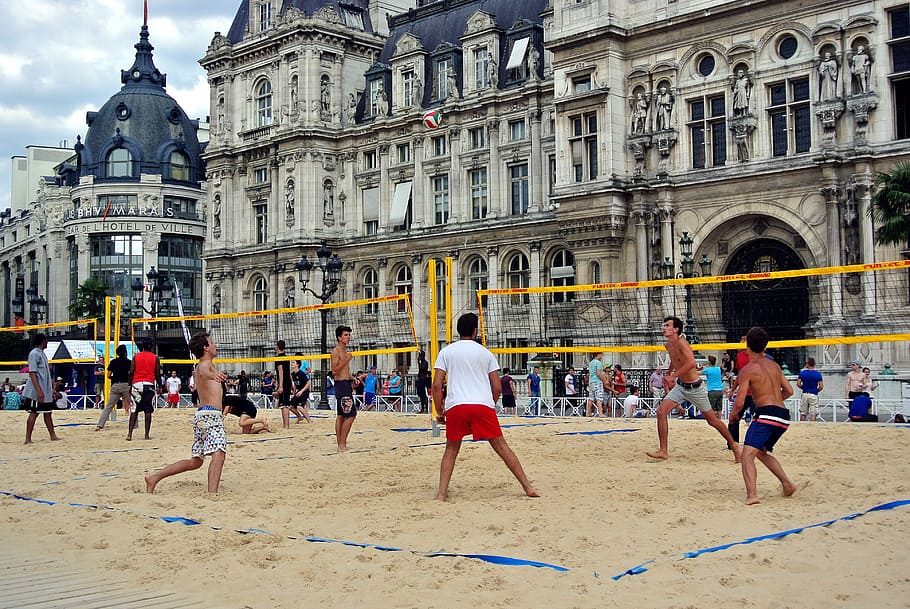 homens, jogando, vôlei de praia, voleibol, urbano, paris, prefeitura, areia, exterior do edifício, estrutura construída