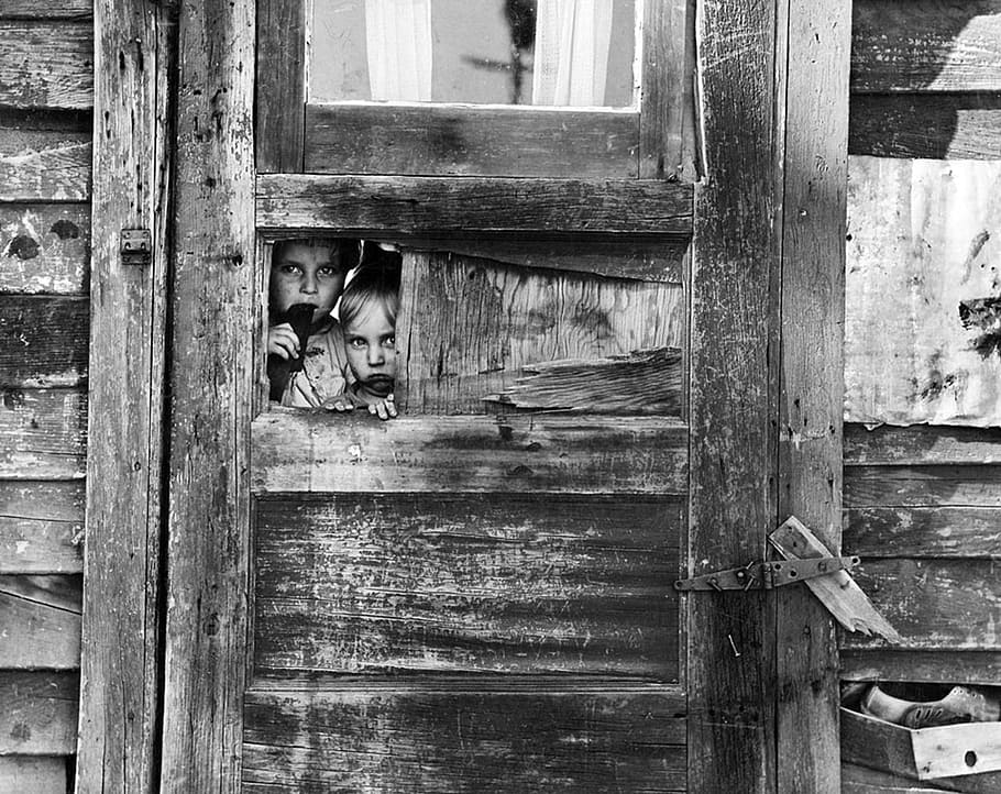 foto grayscale, gadis, anak laki-laki, bersembunyi, di belakang, kayu, pintu, model tahun, anak-anak, pagar