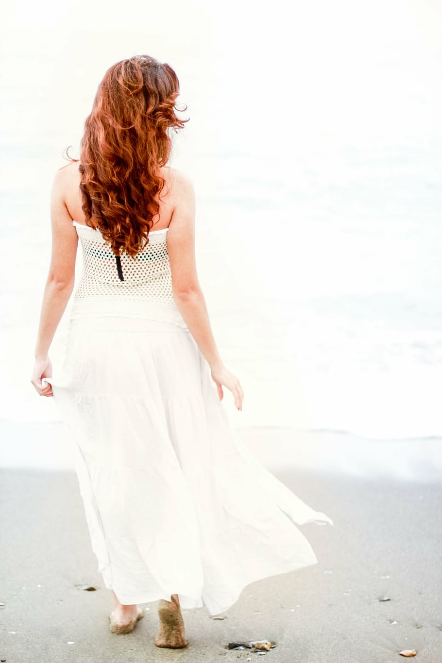 mulher, em pé, beira mar, olhando, calma, mar, oceano, agua, ondas, natureza