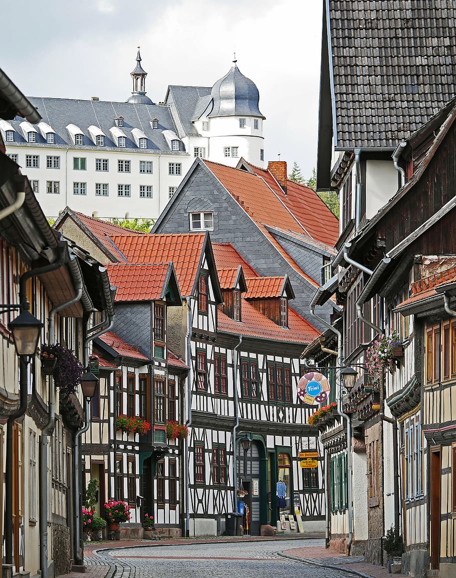 Blanco, marrón, hormigón, casas, durante el día, braguero, castillo, históricamente, Stolberg en el Harz, centro del pueblo