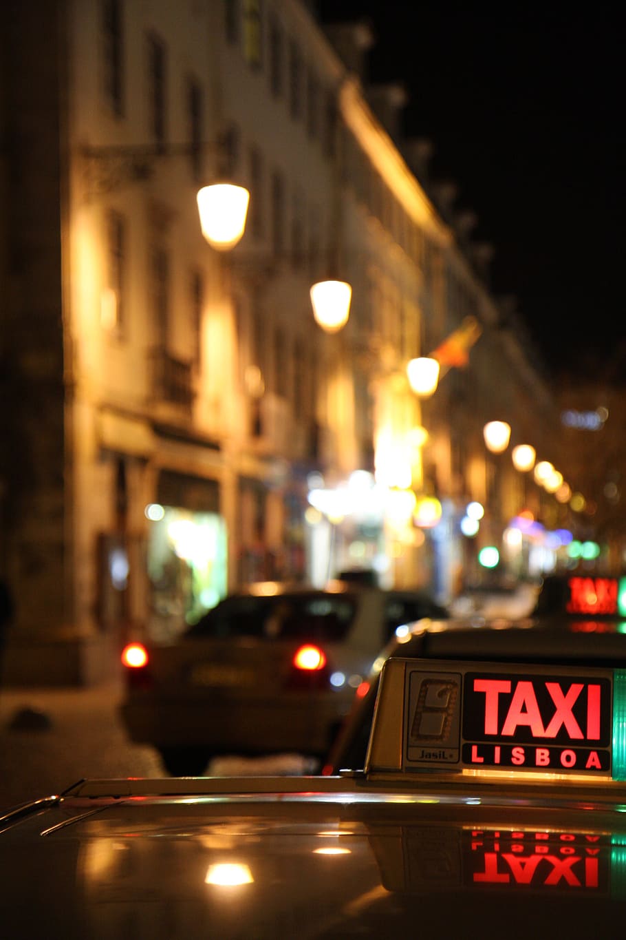 selective-focus photography, taxi lisboa, night, taxi, portugal, lisbon, downtown, road, nightlife, lights
