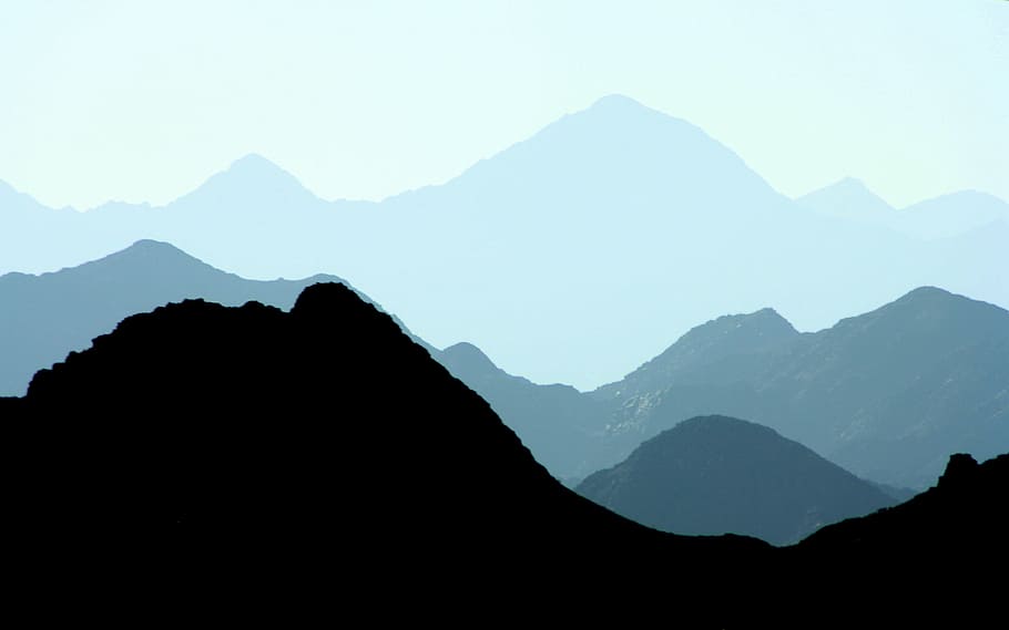 montañas cubiertas de niebla, naturaleza, montañas, cielo, azul, silueta, monocromo, montaña, asia, pico de la montaña