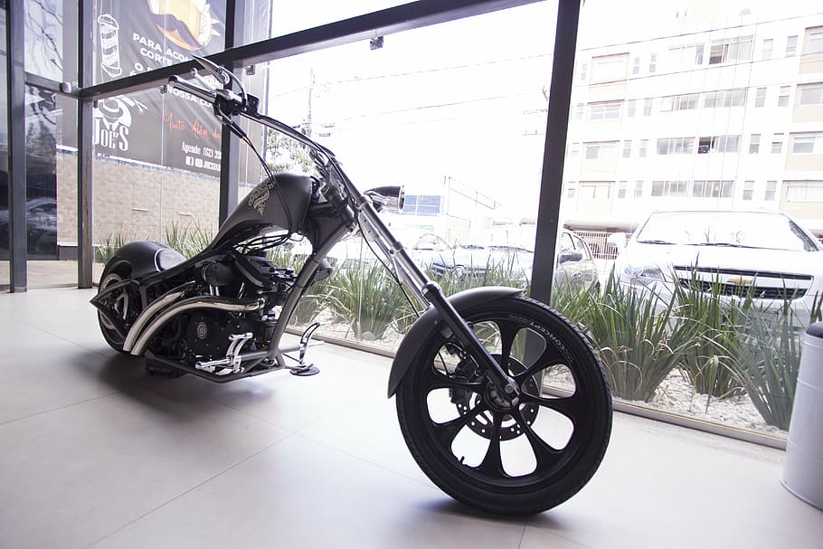 sepeda motor chopper hitam, sepeda, roda, layar, kaca, jendela, besar, sepeda motor, kendaraan, bangunan