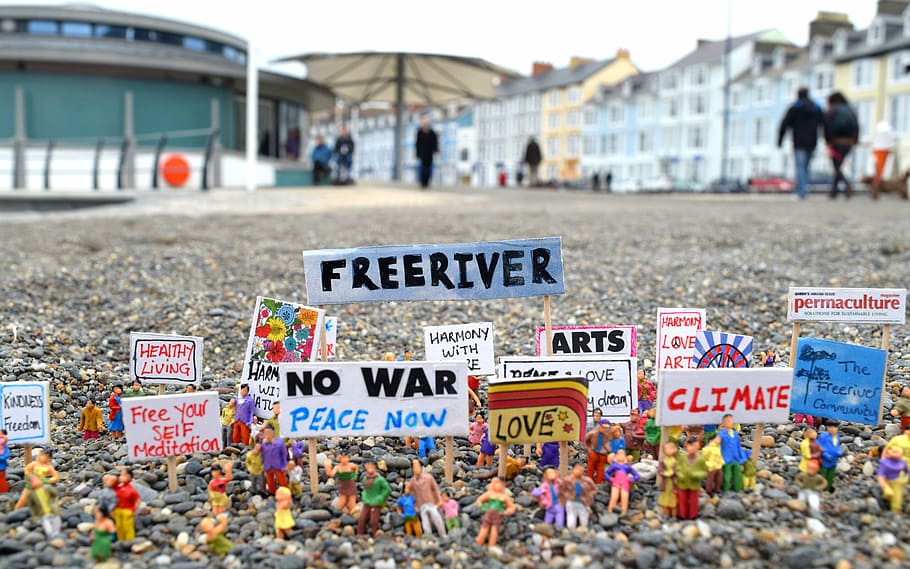 coleção de figuras de protesto freeriver, protesto, modelos, arte, artista, joanna bond, abersytwyth, país de gales, universidade, paz
