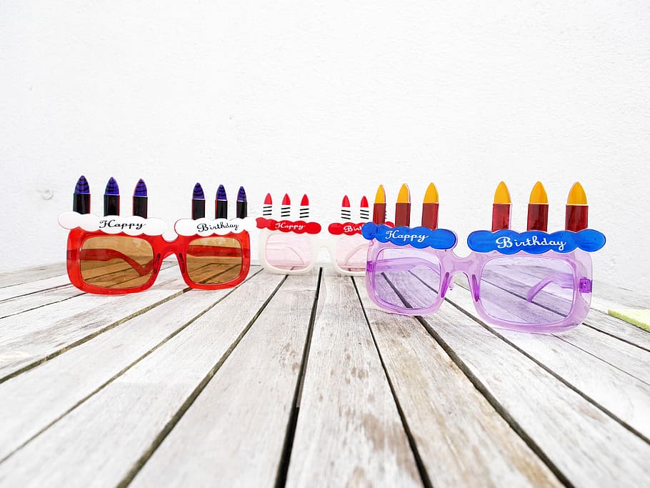 メガネ, ハッピーバースデー, 誕生日, 誕生日の挨拶, おめでとう, 挨拶, 祝う, 赤, 紫, キャンドル