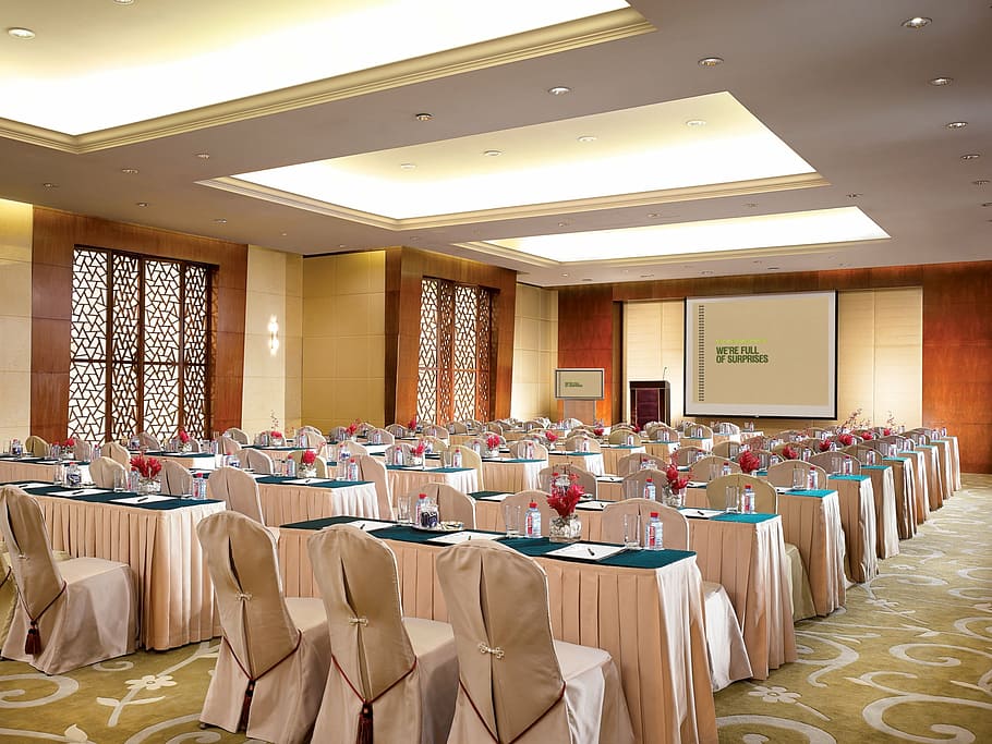 rectangular, mesa, cubierta, beige, plisado, mantel, sala de reuniones, salas de conferencias, hoteles, delhi