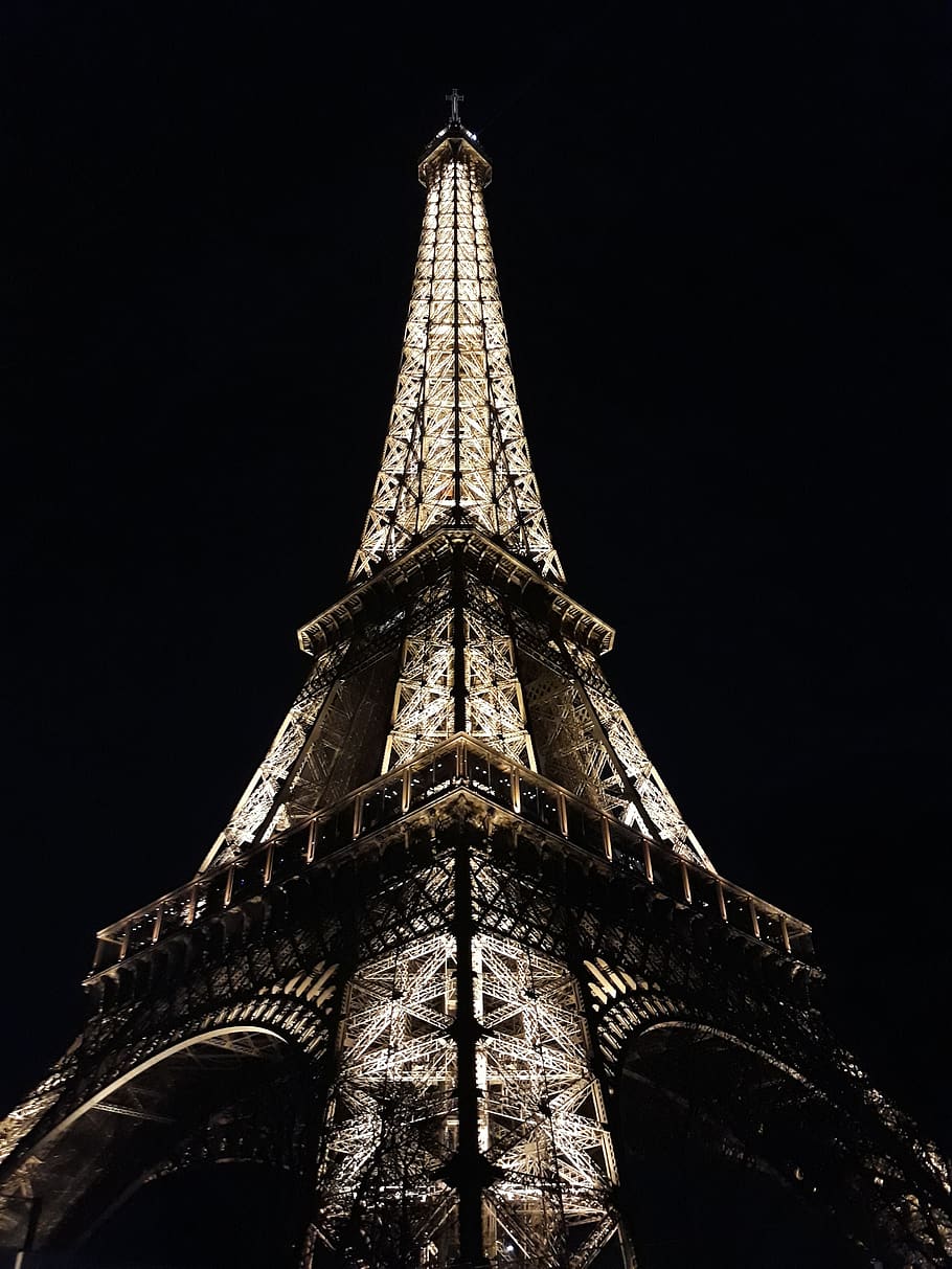 París, Francia, Eiffel, torre, ciudad, luces, noche, vista de ángulo bajo, arquitectura, exterior del edificio