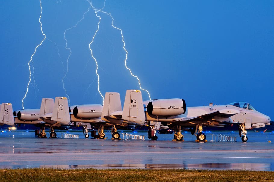 pesawat jet, diparkir, tanah, kilat, pemogokan, malam, badai, baut, a-10, petir