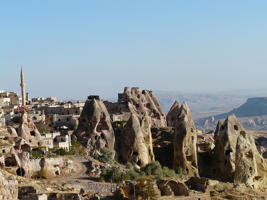 fotografía a ojo de pájaro, casas, uchisar, minarete, viviendas de piedra toba, cappadocia, nevşehir, turquía, apartamentos de piedra, castillo de roca