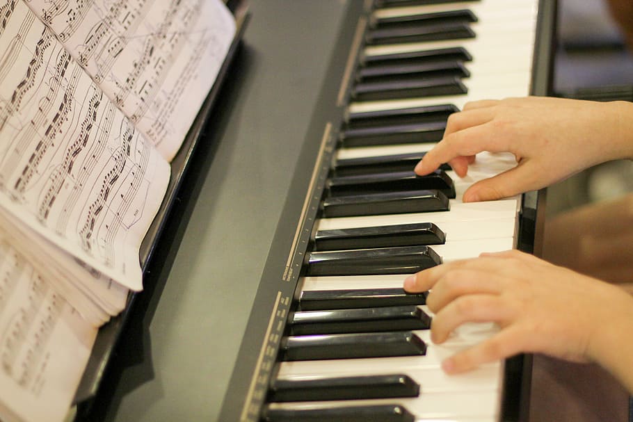 Persona tocando el piano, piano, mano, tocando el piano, teclado, musical, juego, músico, intérprete, artista