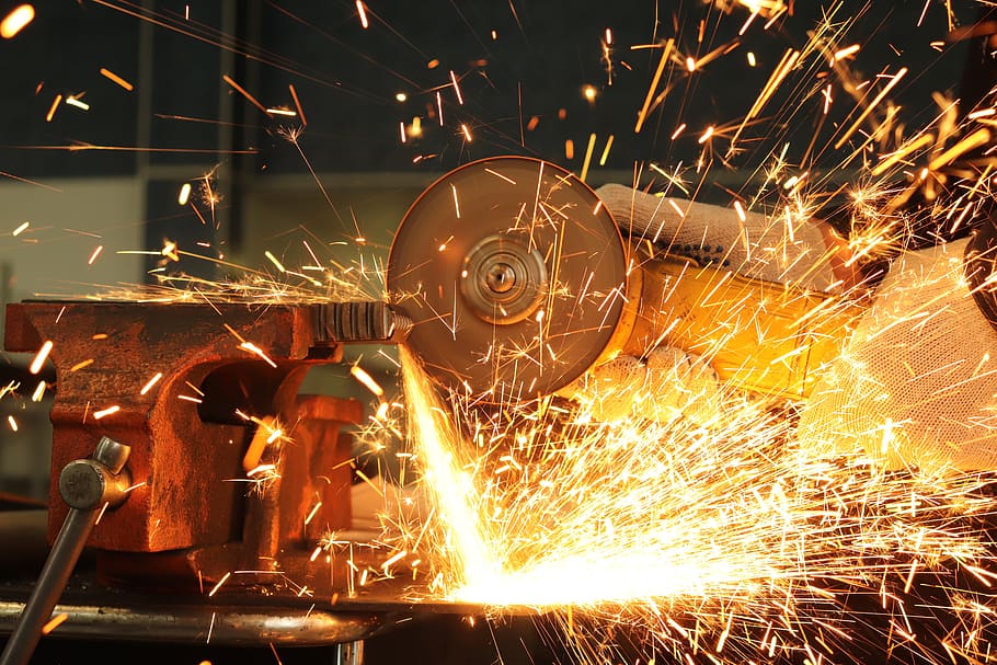 pekerja memotong logam, Bulgaria, bekerja dengan alat listrik, percikan, logam, industri, rincian, menanam, besi, produksi