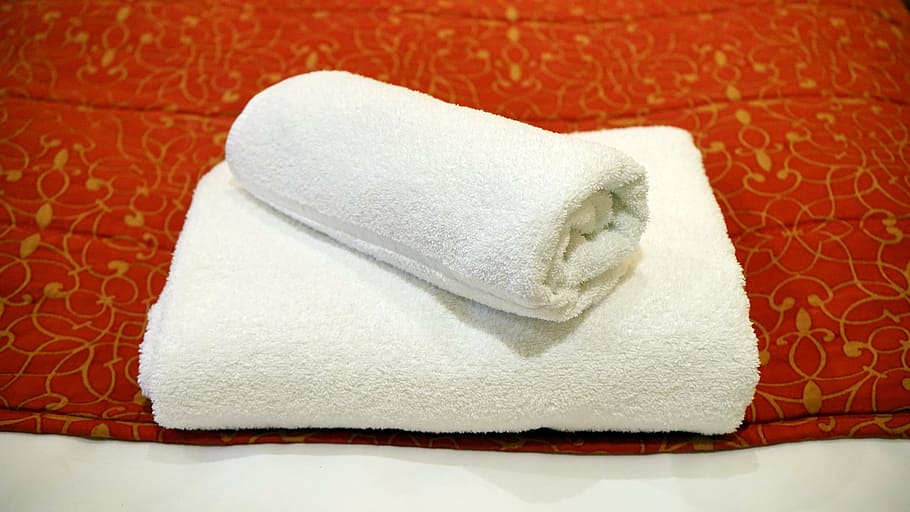 dos toallas blancas, toalla, blanco, lujo, interior, cómodo, habitación, hotel, cama, rojo