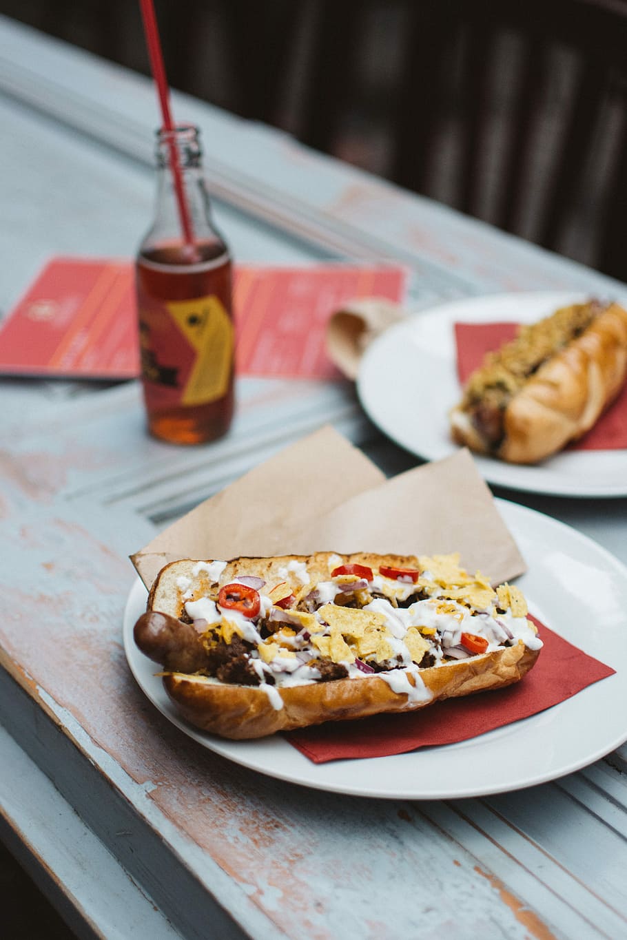 hotdog daging sapi yang mengagumkan, daging sapi, hotdog, tangan, hot dog, daging, makanan, gourmet, piring, camilan