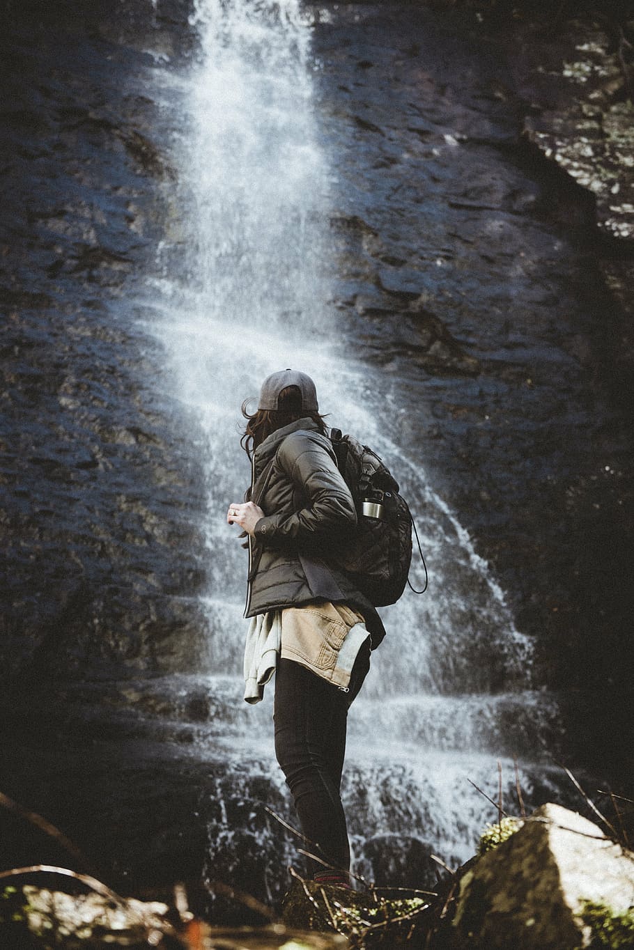 mulher, vestindo, preto, jaqueta, enfrentando, cachoeiras, natureza, pessoas, voltar, mochila