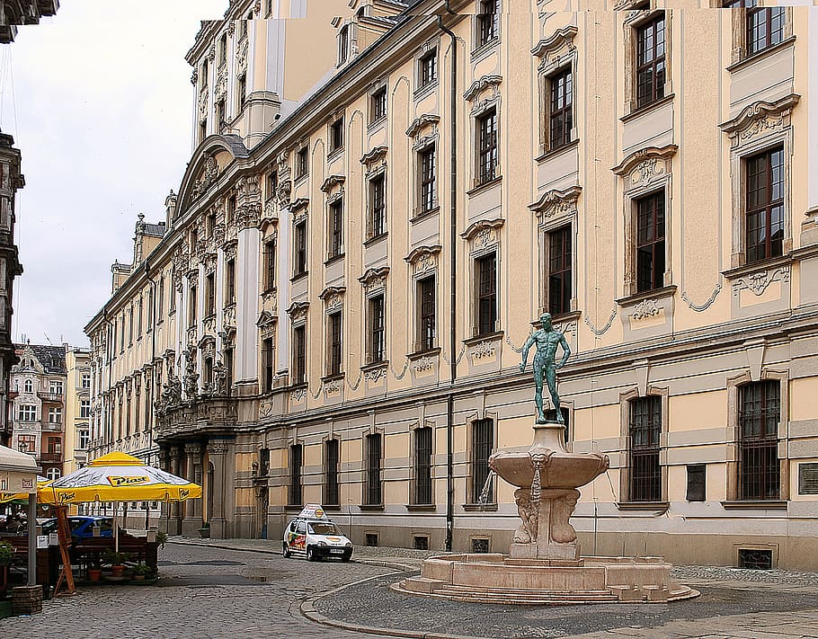 Monumento, fuente, esgrimista, Wroclaw, Universidad de Wroclaw, el edificio, edificio, pátina, calle, casa antigua