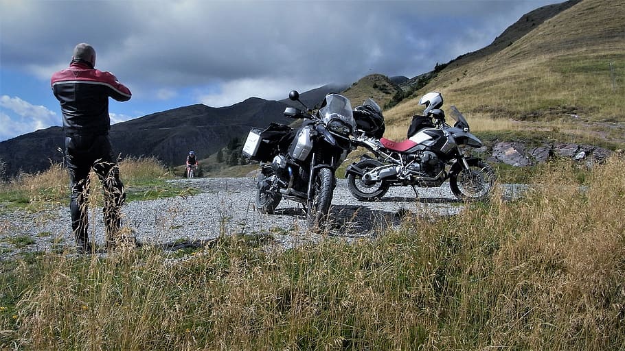 motocicleta preta, motocicleta, transporte, modo de transporte, céu, natureza, chapelaria, capacete, aventura, dia