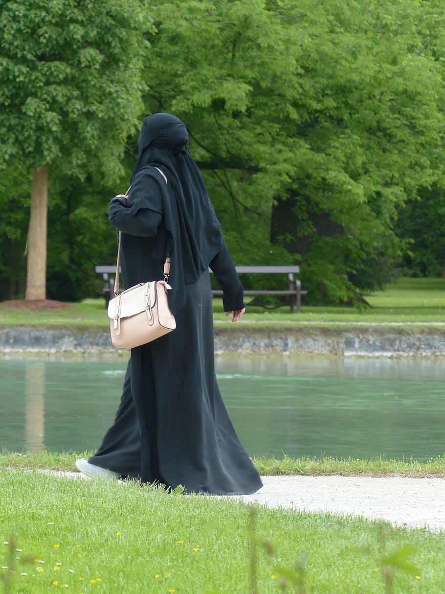 mulher, vestindo, preto, niqab, caminhada, calçada, burca, muçulmano, vestuário, velando