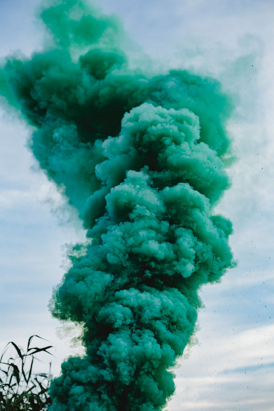 緑の煙爆弾, 煙爆弾, 抽象, 背景, 屋外, 緑の煙, 緑, 自然, 青, 空